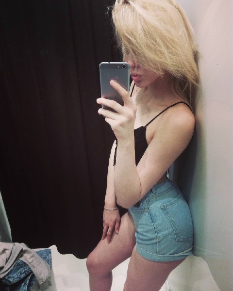 Pełna Ochoty Miłośniczka Zabaw Pozna Partnera O Takich Samych Upodobaniach