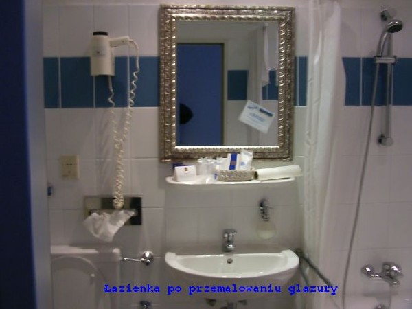 Wygląd łazienki po renowacji systemem THS (nowe powłoki na płytkach - biała i niebieska)