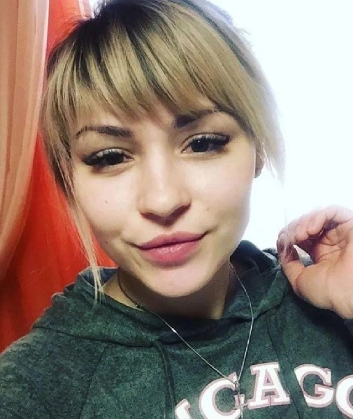 Młoda Kobieta Chce Odnaleźć Wyłącznie Starszego