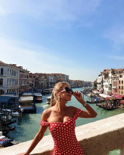 Jestem Młodziutką Dziewczyną, Która Pragnie Doświadczonego Pana