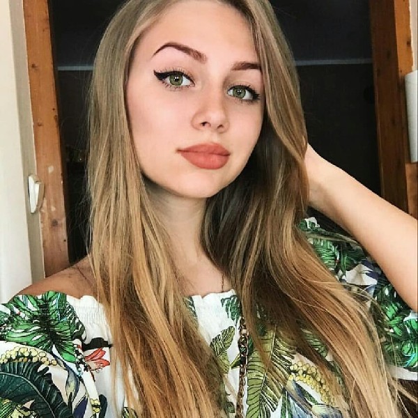 Podobają Mi Się Starsi Ode Mnie Faceci Chociaż Jestem Dopiero 21-letnią Dziewczyną