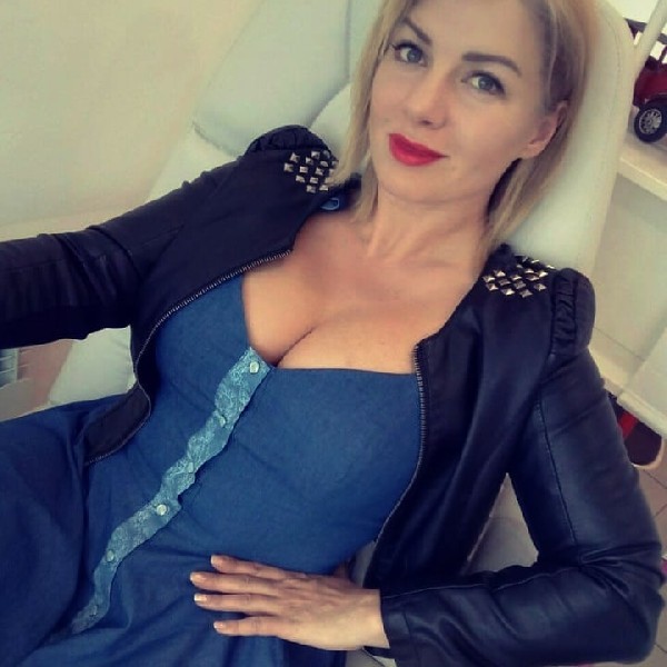 22-letnia Dziewczyna Zaprasza Na Noc Pełną Wrażeń